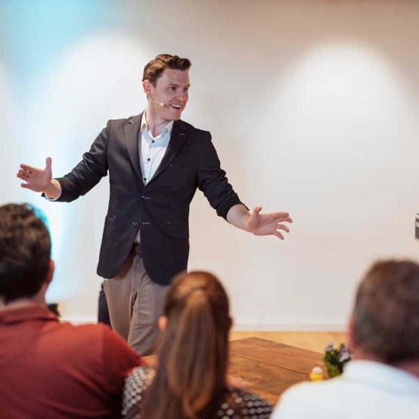 Stage Magic with presenter brandon smeets perfect for trade fairs, business events and more