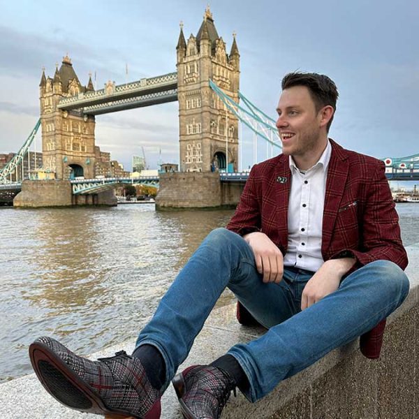 magician brandon smeets in london wearing lureaux shoes as infleuncer and content creator